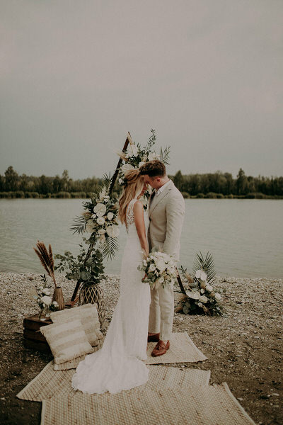 Alle Hochzeitskleider werden für die Braut angepasst Hochzeit